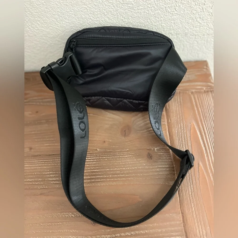 Lolë Unisex Quilted Fanny Pack Belt Bag Black NWOT - Picture 5 of 6